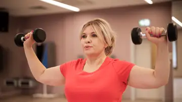 Mujer haciendo ejercicio de fuerza