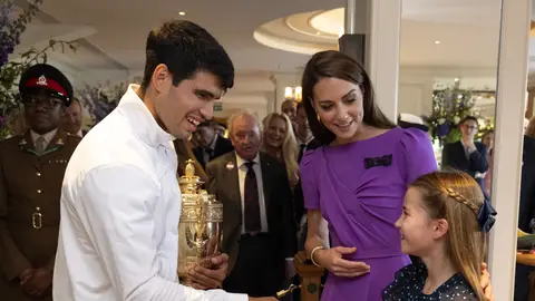 El saludo de Carlos Alcaraz y la princesa Charlotte en Wimbledon El saludo de Carlos Alcaraz y la princesa Charlotte en Wimbledon