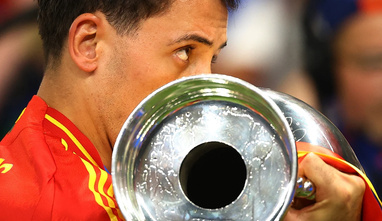 Mikel Oyarzabal besa el trofeo de la Eurocopa