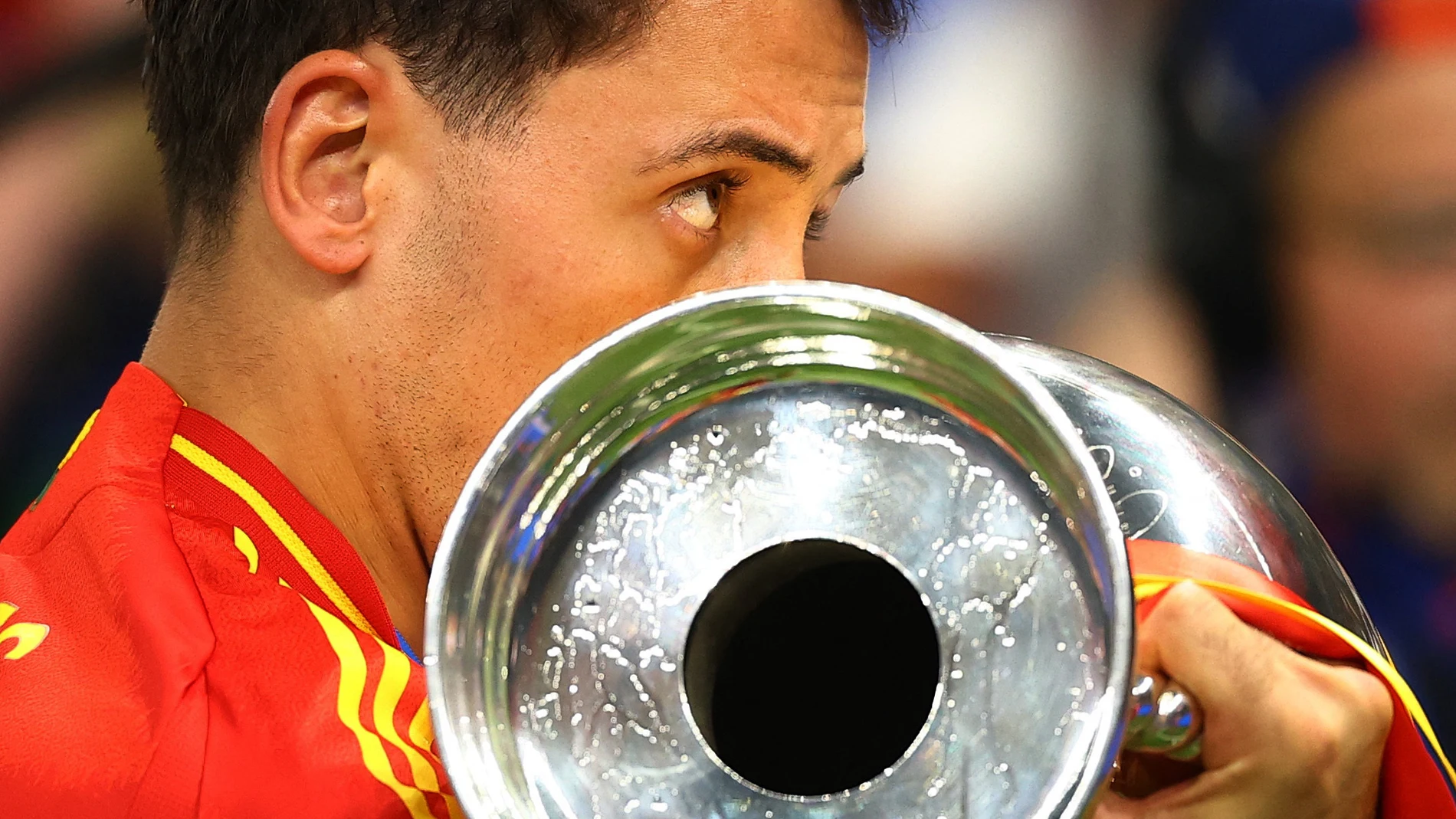 Mikel Oyarzabal besa el trofeo de la Eurocopa Mikel Oyarzabal besa el trofeo de la Eurocopa