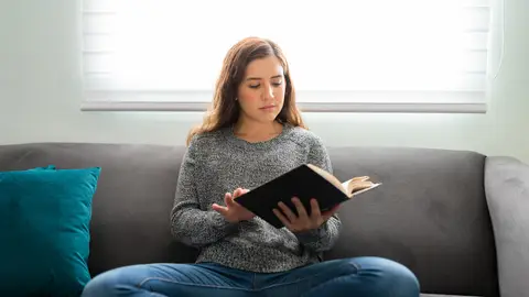 Una persona leyendo Una persona leyendo