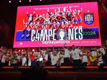 Los jugadores de la Selección Española celebran en el escenario de Cibeles la Eurocopa 2024 ante cientos de miles de aficionados