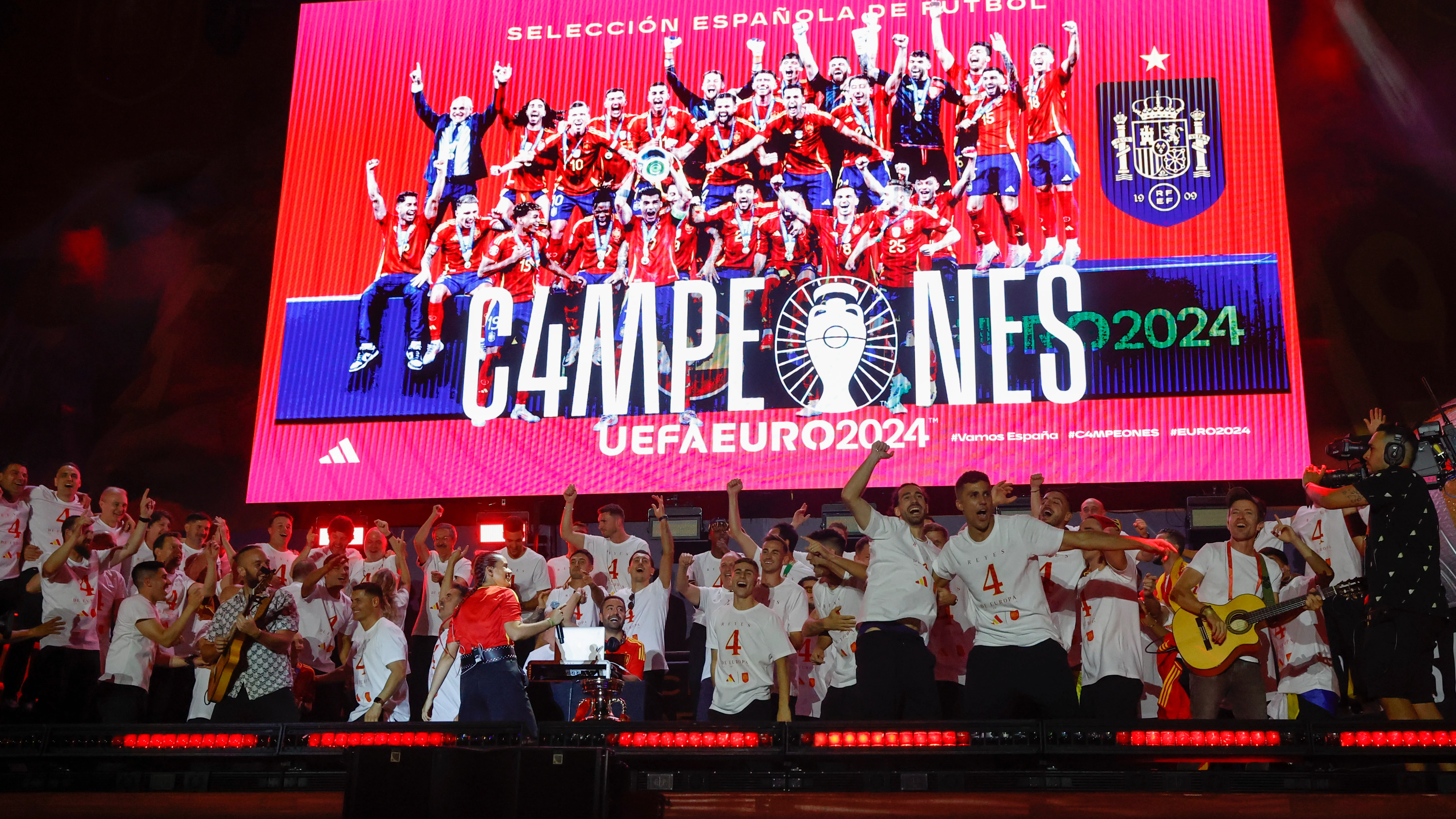 Los jugadores de la Selección Española celebran en el escenario de Cibeles la Eurocopa 2024 ante cientos de miles de aficionados Los jugadores de la Selección Española celebran en el escenario de Cibeles la Eurocopa 2024 ante cientos de miles de aficionados