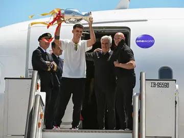 Álvaro Morata alza el trofeo de la Eurocopa en la llegada a Barajas