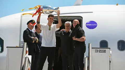 Álvaro Morata alza el trofeo de la Eurocopa en la llegada a Barajas