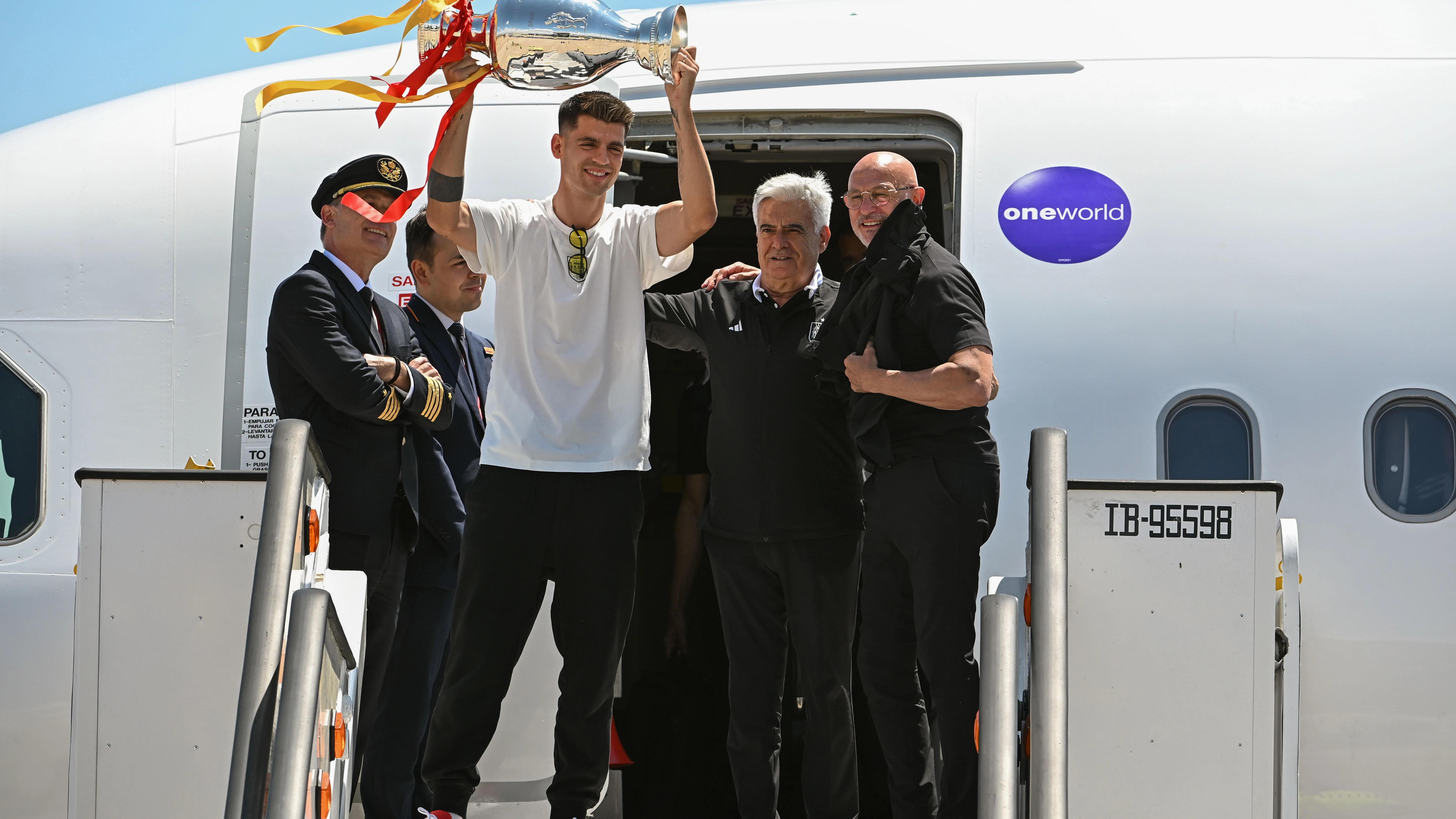 Álvaro Morata alza el trofeo de la Eurocopa en la llegada a Barajas Álvaro Morata alza el trofeo de la Eurocopa en la llegada a Barajas