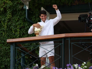 Carlos Alcaraz saluda al público de Wimbledon desde el icónico balcón del All England Club