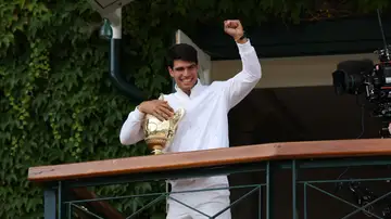 Carlos Alcaraz saluda al público de Wimbledon desde el icónico balcón del All England Club