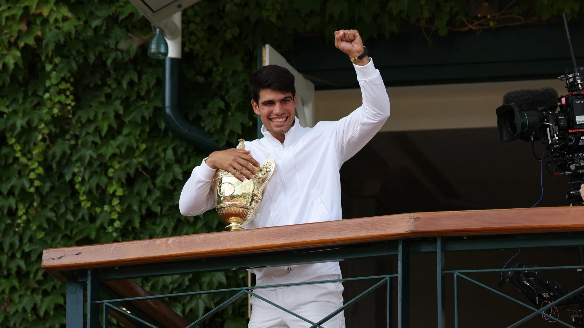 Carlos Alcaraz saluda al público de Wimbledon desde el icónico balcón del All England Club Carlos Alcaraz saluda al público de Wimbledon desde el icónico balcón del All England Club