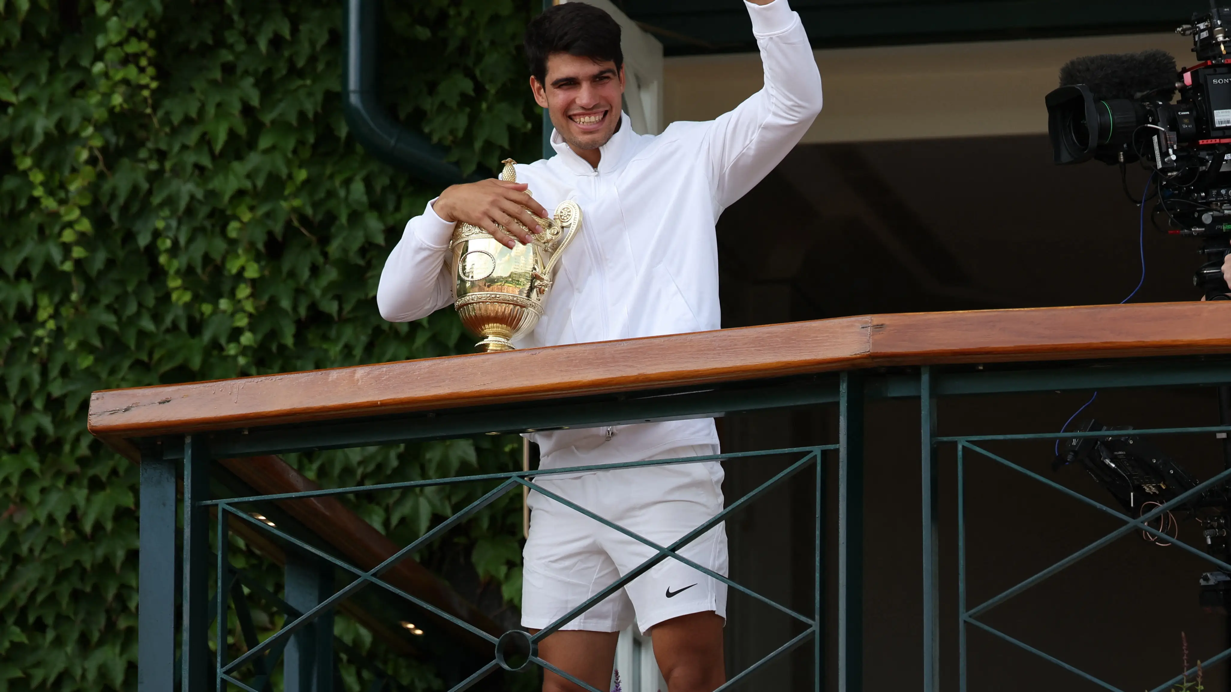 Carlos Alcaraz saluda al p&uacute;blico de Wimbledon desde el ic&oacute;nico balc&oacute;n del All England Club