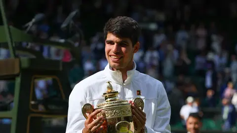 Carlos Alcaraz se corona como vencedor de Wimbledon Carlos Alcaraz se corona como vencedor de Wimbledon