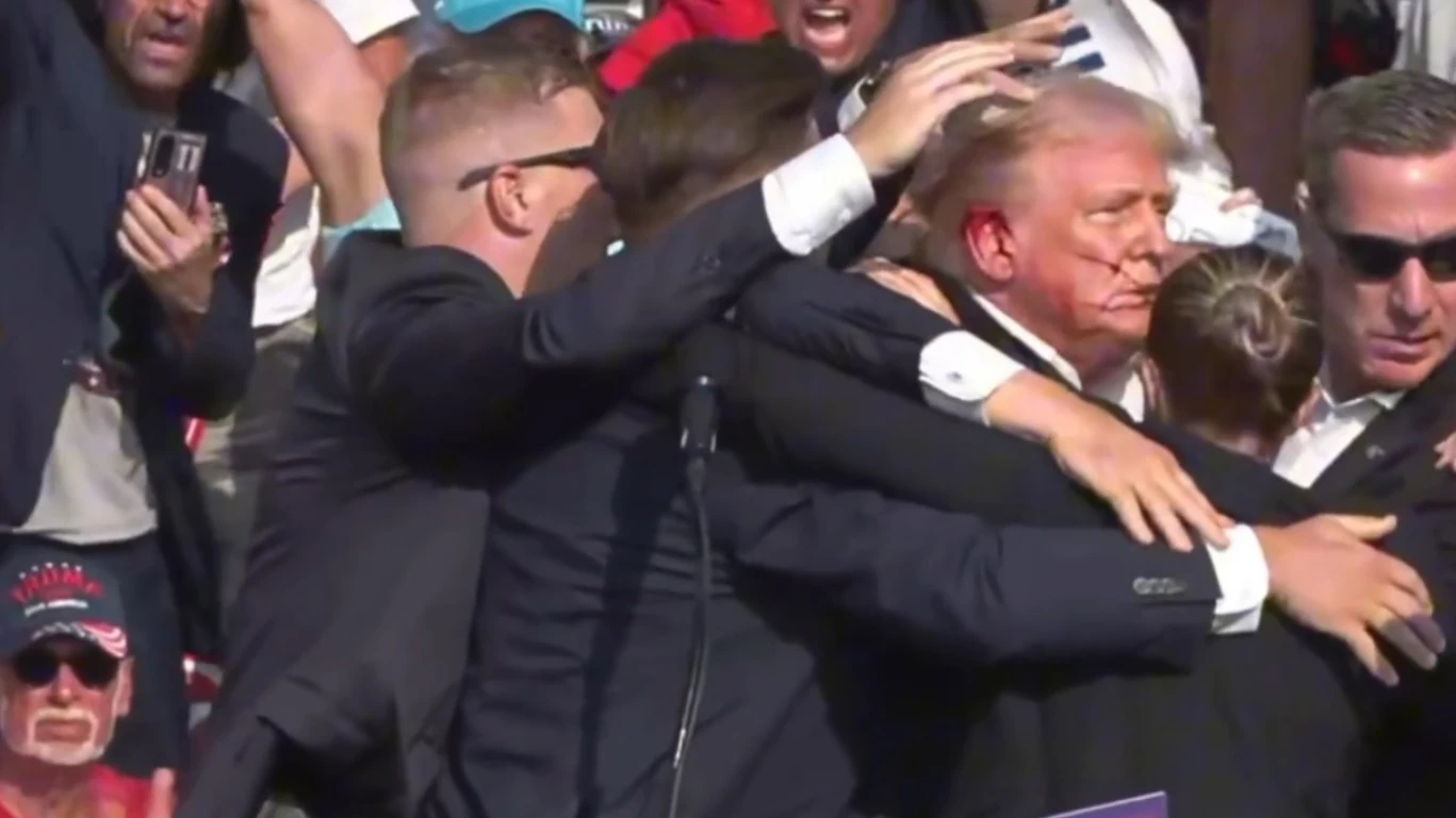 Donald Trump mientras es escoltado por los agentes de seguridad despu&eacute;s del intento de atentado contra &eacute;l en Pensilvania 