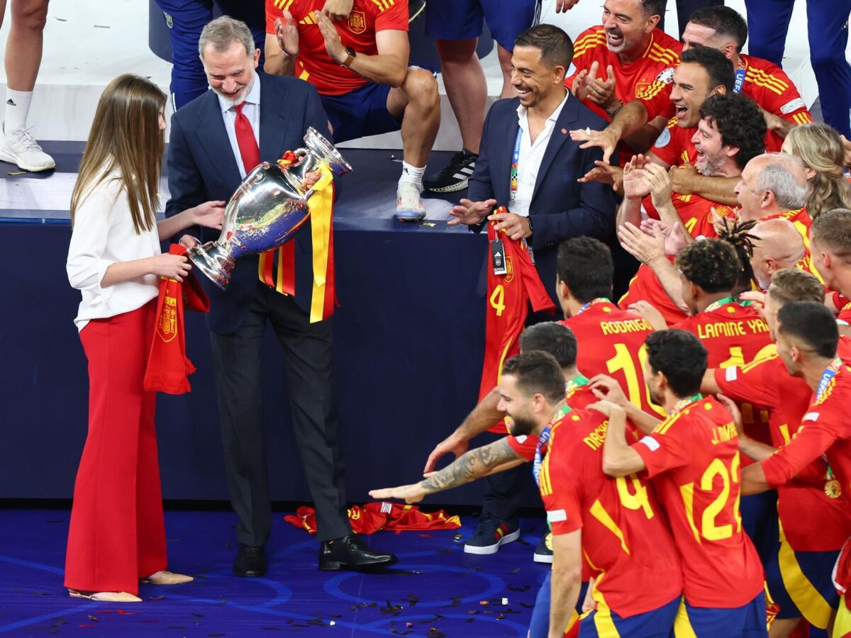 El divertido momento de Felipe VI y la infanta Sofía con la copa