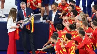El rey Felipe VI con el trofeo de la Eurocopa