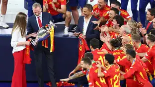 El rey Felipe VI con el trofeo de la Eurocopa El rey Felipe VI con el trofeo de la Eurocopa