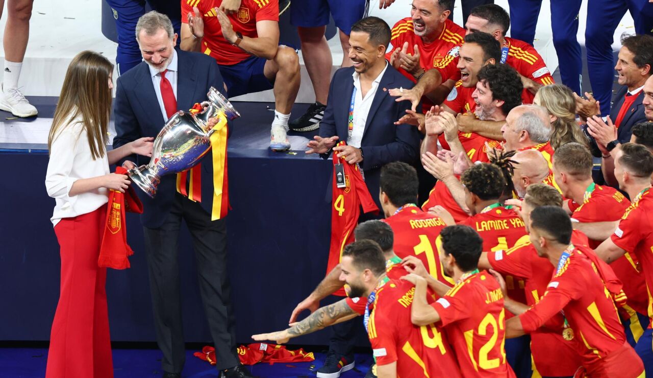 El rey Felipe VI con el trofeo de la Eurocopa
