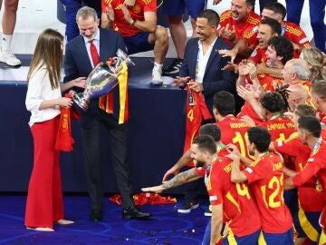 El rey Felipe VI con el trofeo de la Eurocopa