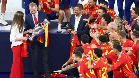 El rey Felipe VI con el trofeo de la Eurocopa El rey Felipe VI con el trofeo de la Eurocopa