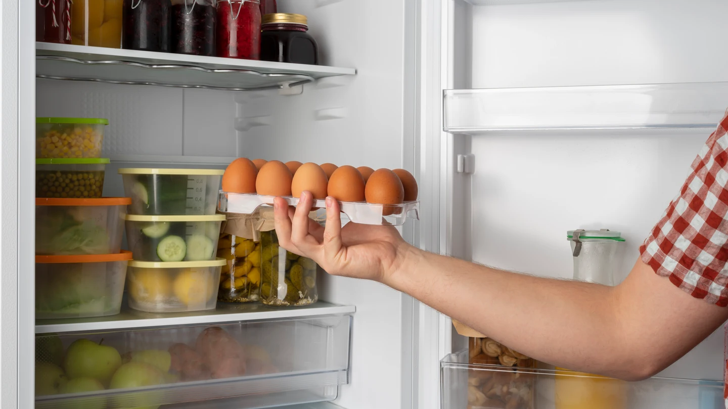 Alimentos en una nevera Alimentos en una nevera