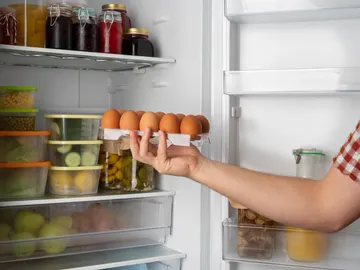 Alimentos en una nevera Alimentos en una nevera