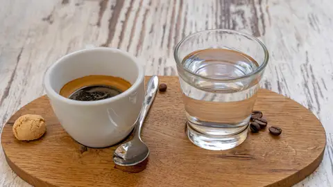 Así sirven el café los italianos. Un vaso de agua y la taza de café. Así sirven el café los italianos. Un vaso de agua y la taza de café.