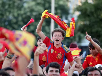 Aficionados españoles celebran un gol en Madrid durante la final de la Eurocopa 2024