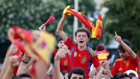 Aficionados españoles celebran un gol en Madrid durante la final de la Eurocopa 2024 Aficionados españoles celebran un gol en Madrid durante la final de la Eurocopa 2024