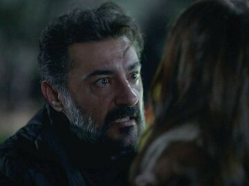 Akif decide proteger a a Süreyya para que nadie descubra que es la asesina de Suzan mientras Sultan lo graba todo 