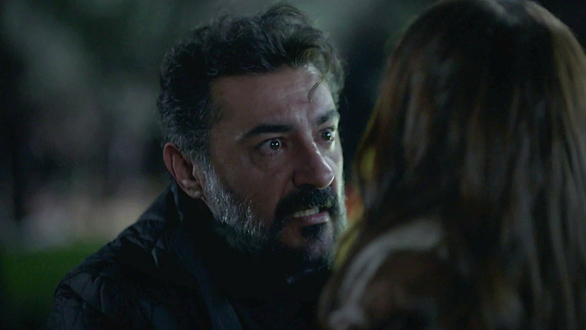Akif decide proteger a a Süreyya para que nadie descubra que es la asesina de Suzan mientras Sultan lo graba todo Akif decide proteger a a Süreyya para que nadie descubra que es la asesina de Suzan mientras Sultan lo graba todo