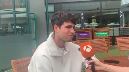 Carlos Alcaraz atiende a Antena 3 Noticias desde Londres: "Fue un domingo histórico para el deporte en España" Carlos Alcaraz atiende a Antena 3 Noticias desde Londres: "Fue un domingo histórico para el deporte en España"