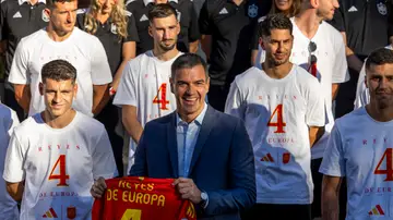 Pedro Sánchez posa con el regalo que le ha brindado el capitán de la Selección, Álvaro Morata