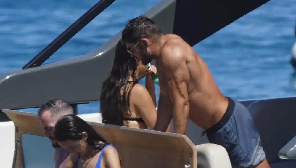 Zac Efron en un yate sobre el Mediterráneo Zac Efron en un yate sobre el Mediterráneo