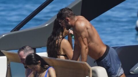 Zac Efron en un yate sobre el Mediterráneo