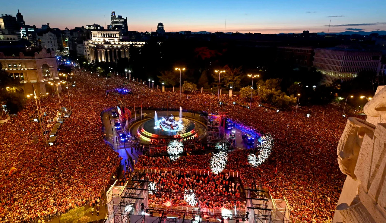 Panorámica de la plaza de Cibeles durante la celebración por la Eurocopa 2024 ganada por España