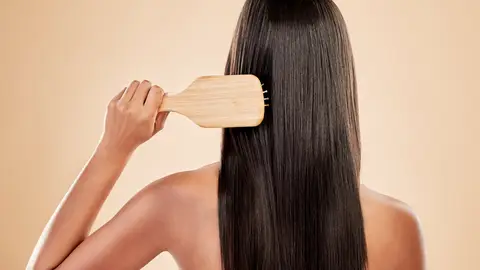 Una mujer con pelo lacio Una mujer con pelo lacio