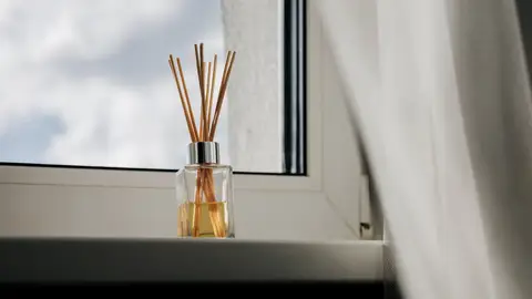 Un ambientador en una ventana Un ambientador en una ventana