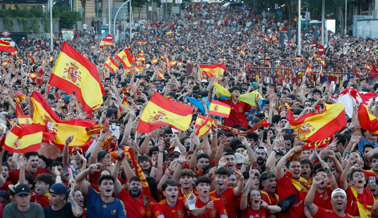 Decenas de miles de aficionados celebran la victoria de la Selección en la calles de Madrid