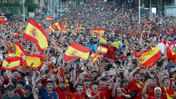 Decenas de miles de aficionados celebran la victoria de la Selección en la calles de Madrid