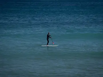 Hombre practicando paddle surf Hombre practicando paddle surf