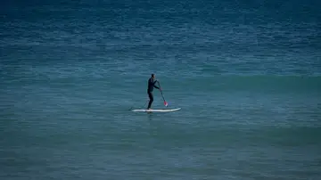 Hombre practicando paddle surf