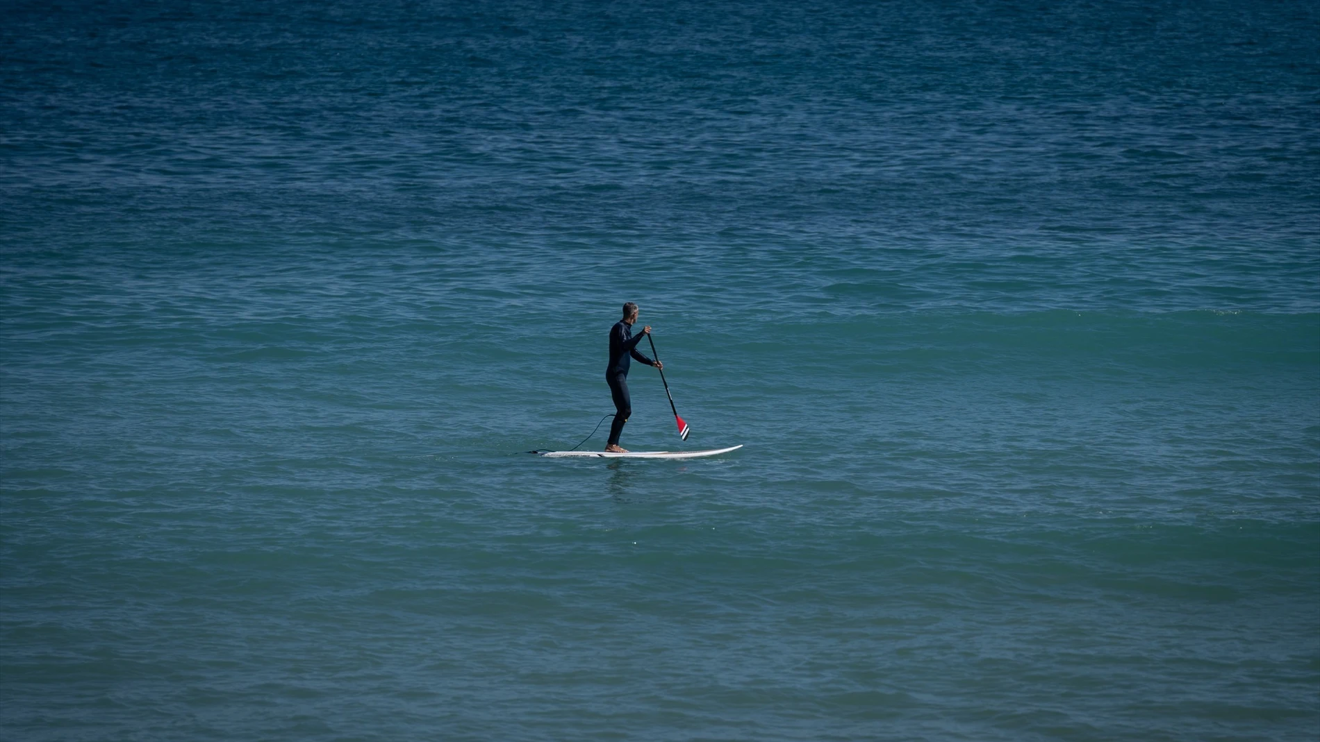 Hombre practicando paddle surf Hombre practicando paddle surf