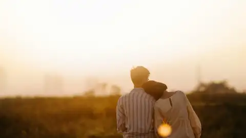 Una pareja triste al atardecer Una pareja triste al atardecer