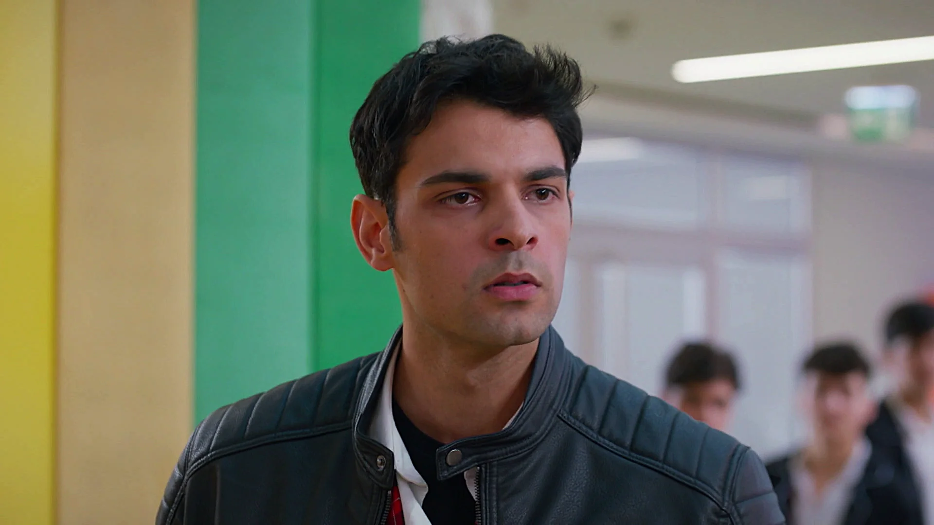 Ayaz se enfrenta a Sarp: ¡No quiere que su primo le cuente a Asiye que se acercó a ella por una apuesta! Ayaz se enfrenta a Sarp: ¡No quiere que su primo le cuente a Asiye que se acercó a ella por una apuesta!