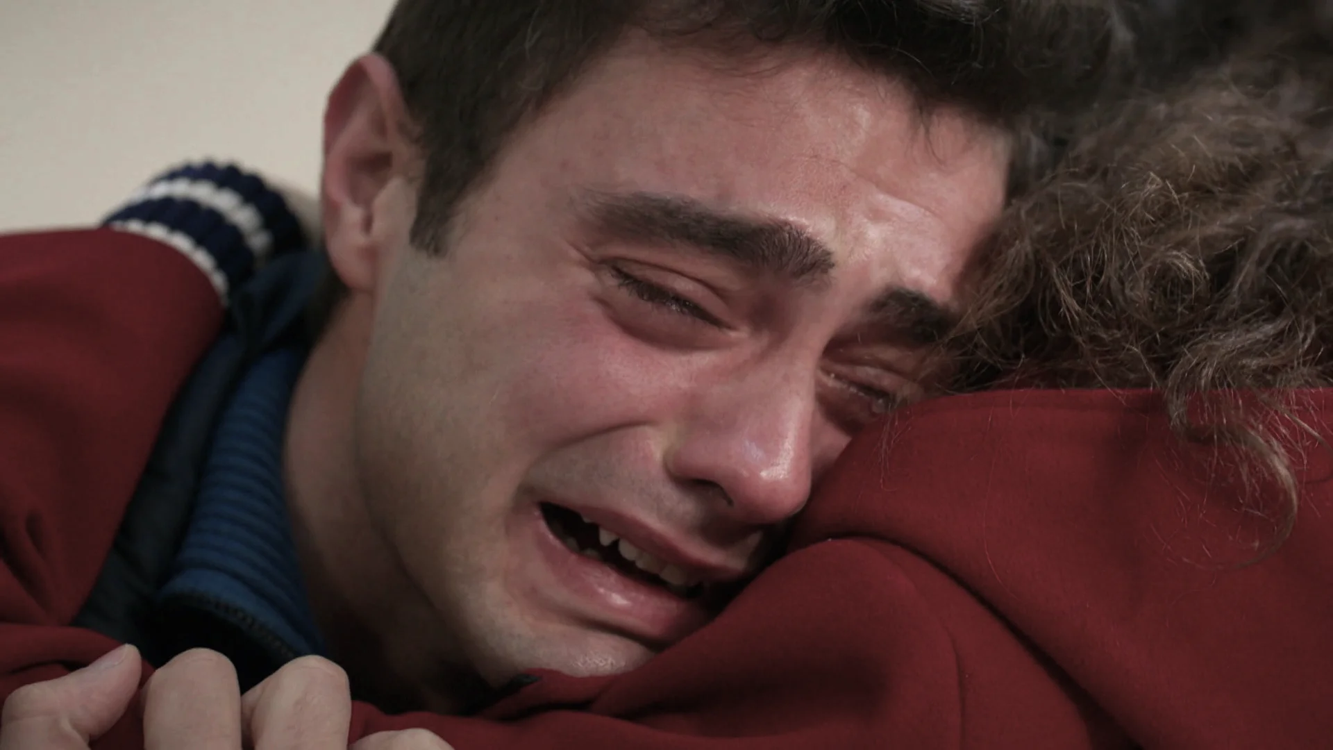 Ömer, roto de dolor al descubrir que Suzan ha fallecido: "Mi madre ya no está" 