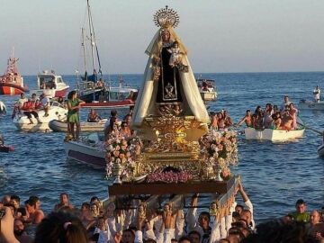 La Virgen del Carmen es procesionada por el mar, con el infaltable canto de la Salve Marinera