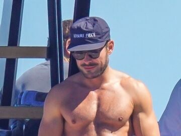 Zac Efron en un yate sin camiseta