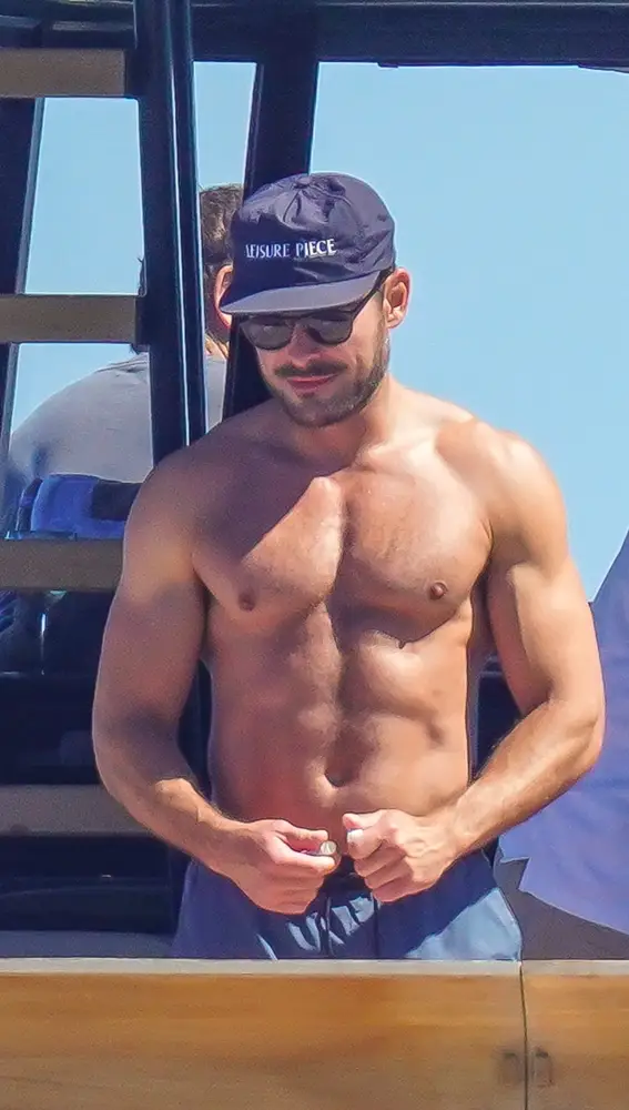 Zac Efron en un yate sin camiseta Zac Efron en un yate sin camiseta