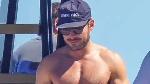 Zac Efron en un yate sin camiseta Zac Efron en un yate sin camiseta
