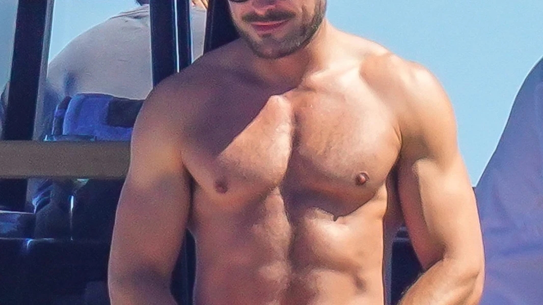 Zac Efron en un yate sin camiseta Zac Efron en un yate sin camiseta