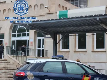 Un coche de Policía junto al hospital Bola Azul de Almería Un coche de Policía junto al hospital Bola Azul de Almería